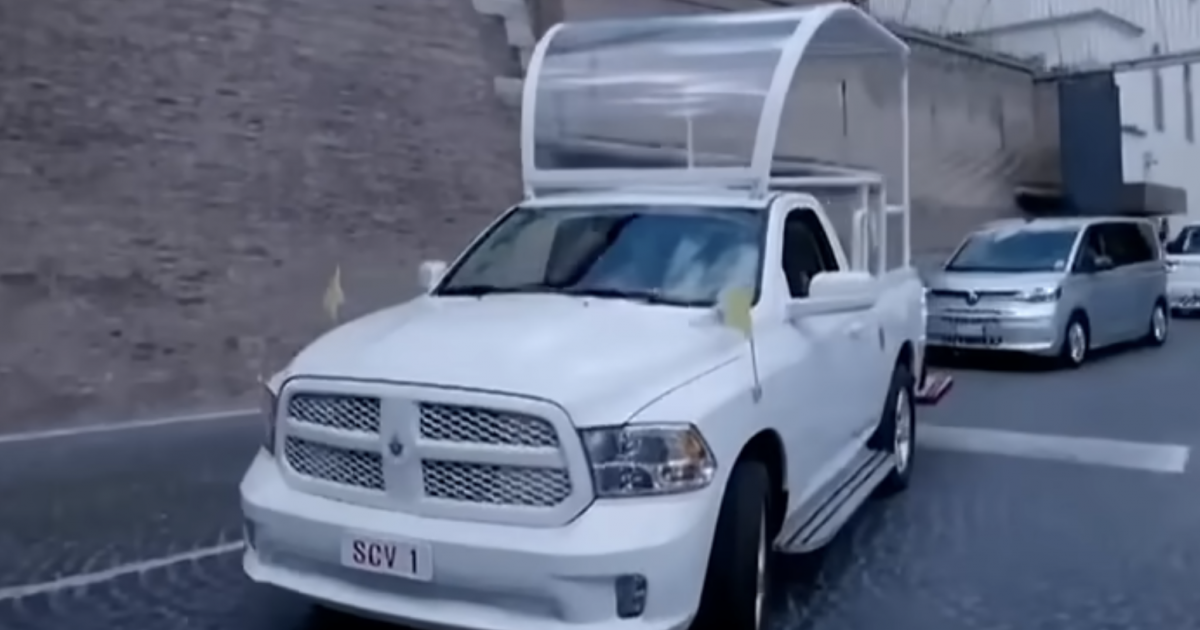 Um RAM 1500 foi o surpreendente passeio final do papa Francisco