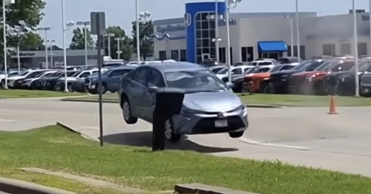 Assista: Sorce Bump causado por clima quente envia Toyota Corolla Flying
