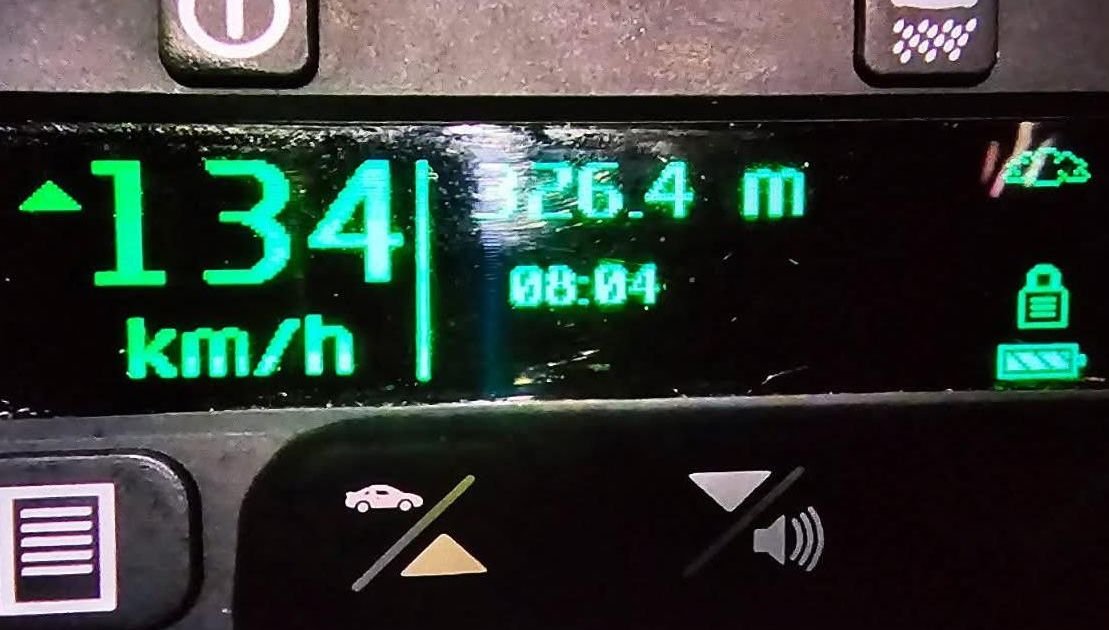 Três homens perdem suas licenças por excesso de velocidade na mesma zona de 80 km/h na mesma época